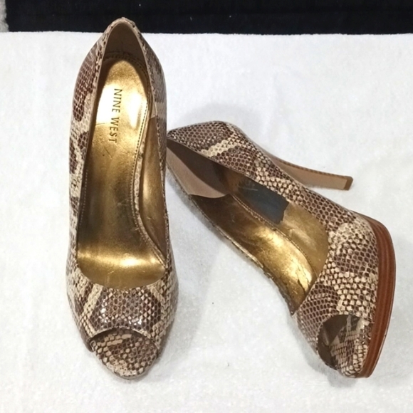 NINE WEST, SNAKE SKIN, PLATFORM, PEEP TOE Size 7 1/2. - Picture 2 of 12